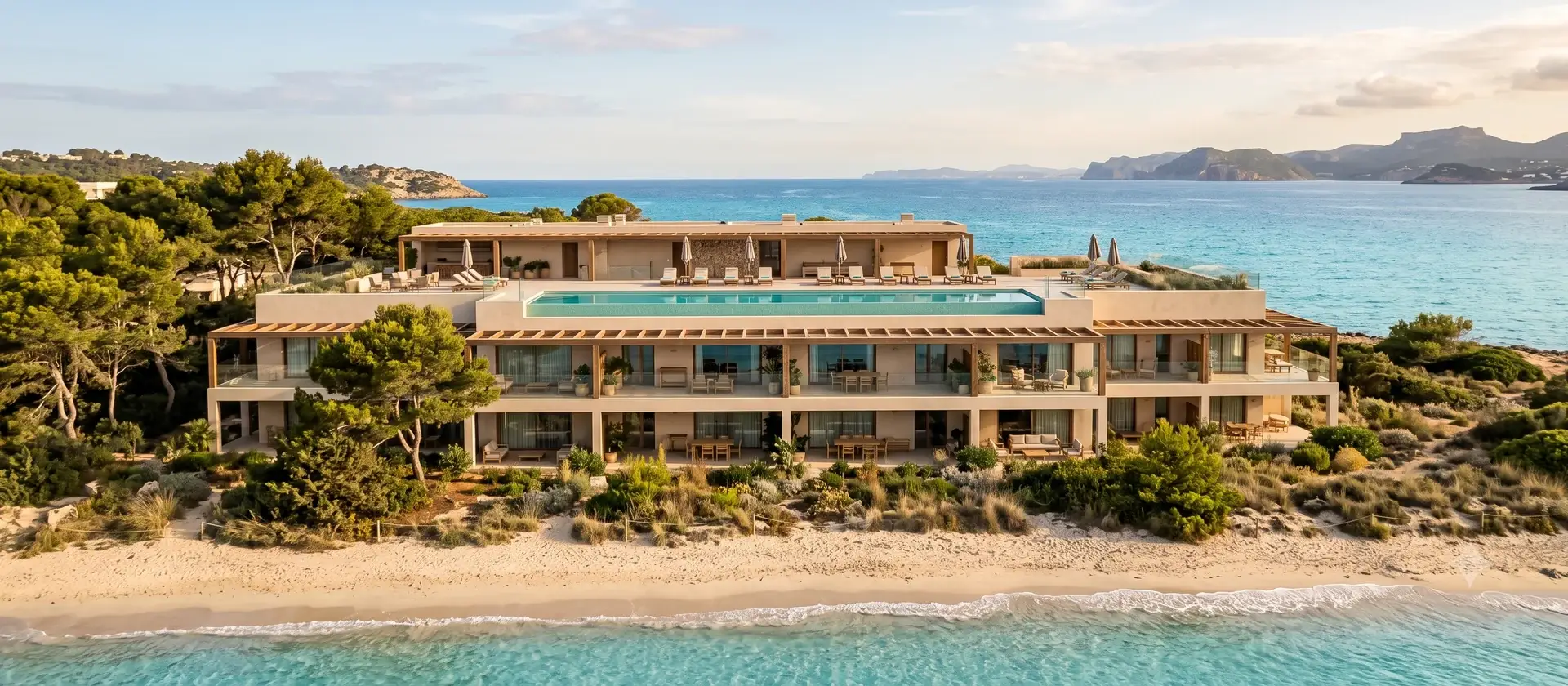 Edificio de apartamentos con servicios en primera línea de playa en Formentera, con azotea y piscina, representativo del proyecto de Alojamiento Flexible de All Iron en Es Pujols