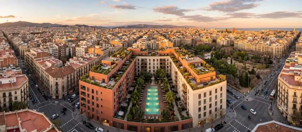 Vista aérea de un complejo urbano de apartamentos con servicios en una ciudad española, ilustrativa del crecimiento previsto del Alojamiento Flexible hasta 2028