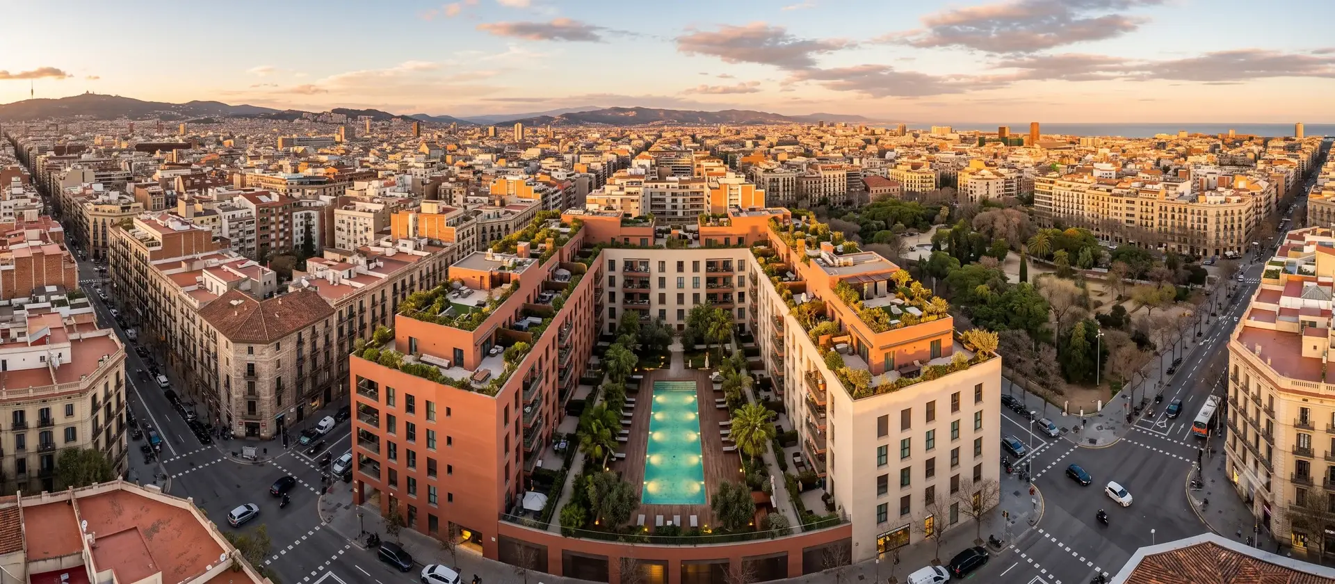 Vista aérea de un complejo urbano de apartamentos con servicios en una ciudad española, ilustrativa del crecimiento previsto del Alojamiento Flexible hasta 2028