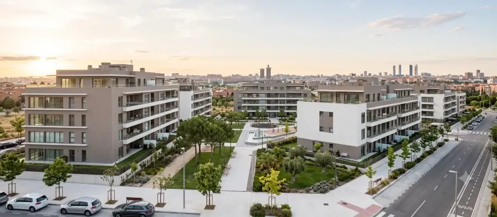 Promoción residencial contemporánea en el área metropolitana de una gran ciudad española, representativa de la cartera de vivienda y Alojamiento Flexible del fondo ARGIS Living Fund II