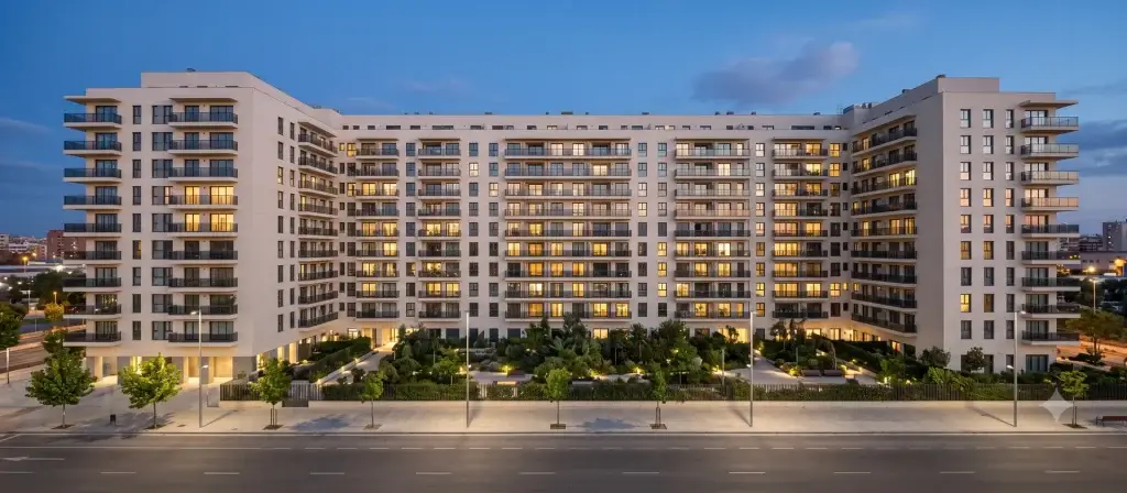 Edificio residencial urbano de apartamentos gestionados en una gran ciudad española, ilustrativo de la plataforma de Alojamiento Flexible que resulta de la fusión entre Badi y Caterina