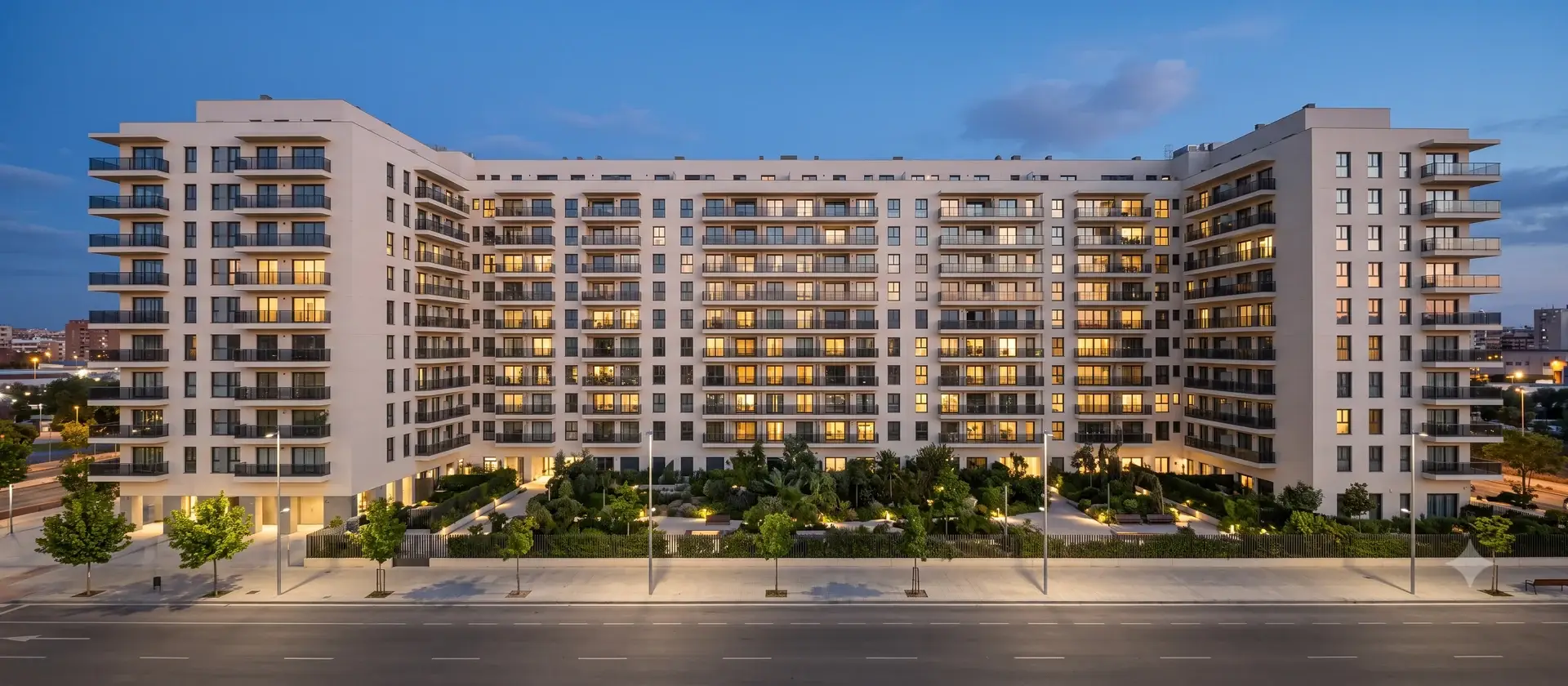 Edificio residencial urbano de apartamentos gestionados en una gran ciudad española, ilustrativo de la plataforma de Alojamiento Flexible que resulta de la fusión entre Badi y Caterina