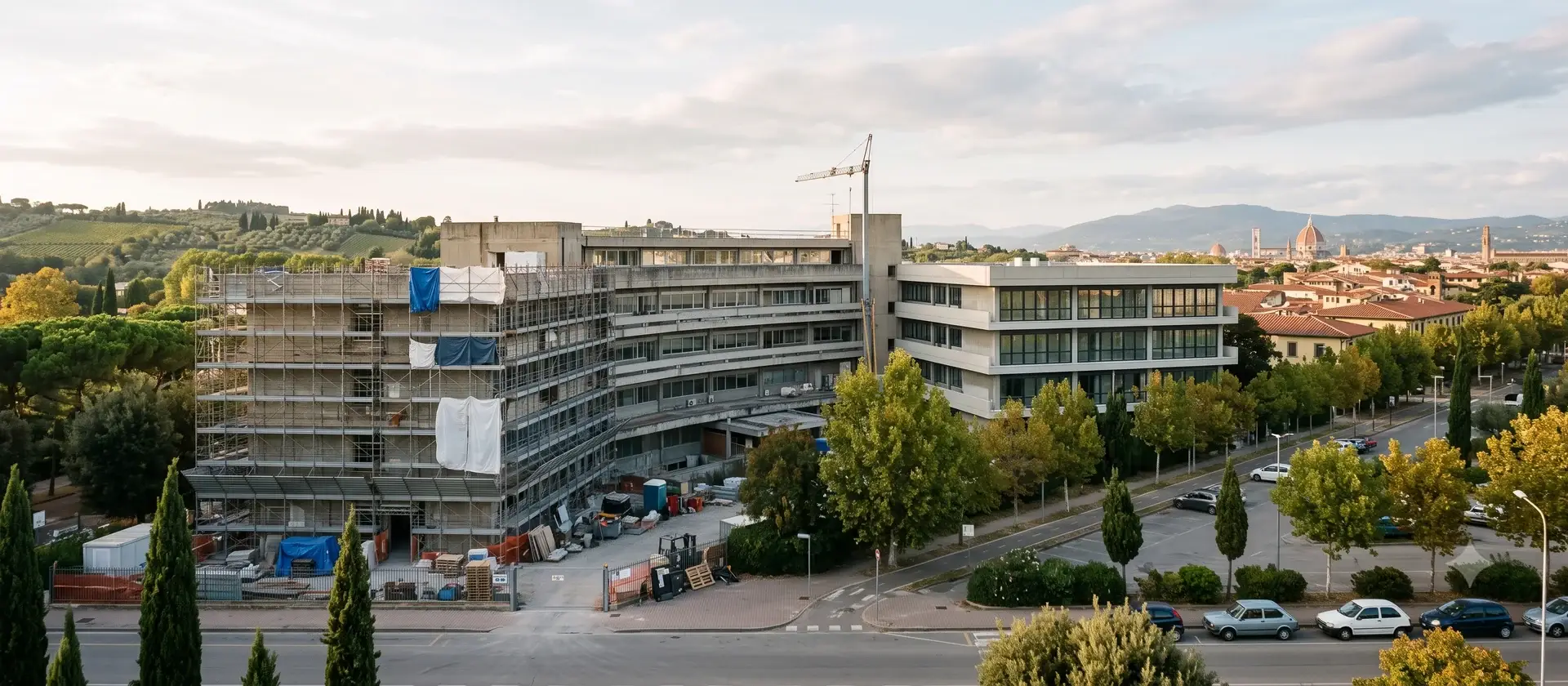 Edificio de oficinas de los años setenta en un distrito universitario de Florencia en proceso de reconversión a residencia de estudiantes