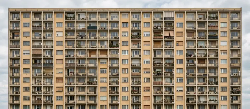 Fachada de un bloque residencial europeo con una retícula repetida de ventanas y balcones, imagen ilustrativa del debate sobre el acceso a la vivienda
