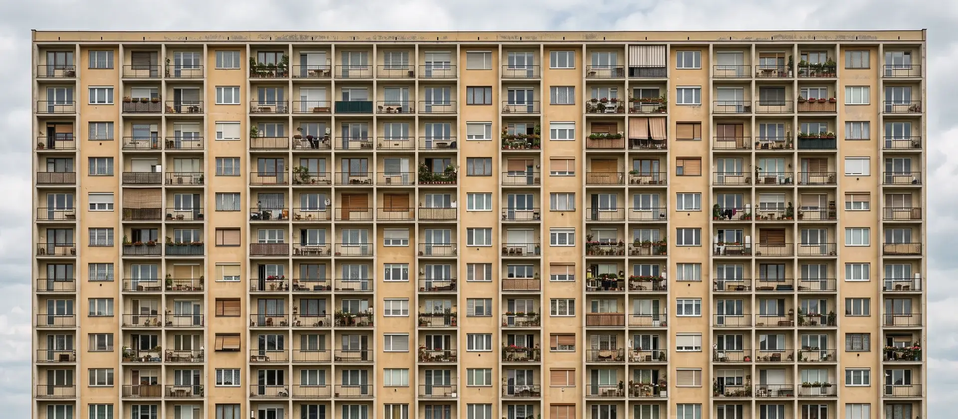 Fachada de un bloque residencial europeo con una retícula repetida de ventanas y balcones, imagen ilustrativa del debate sobre el acceso a la vivienda